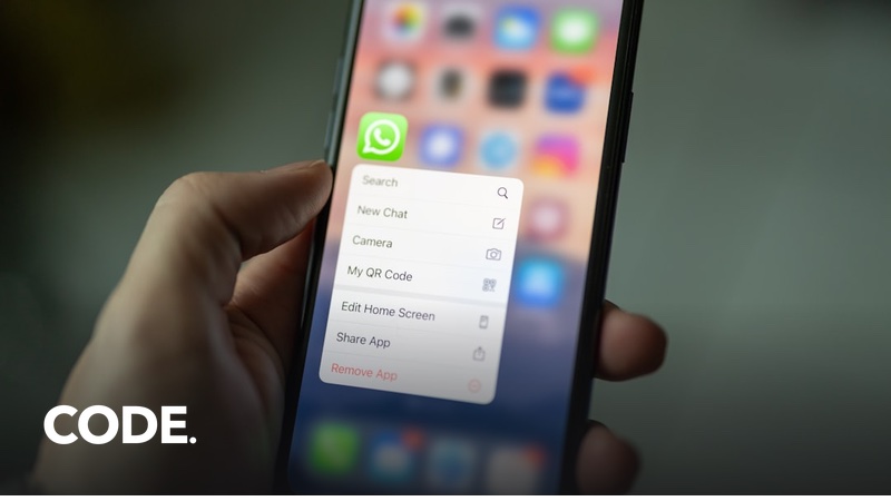 スマートフォンでメッセージアプリを操作する手元のイメージ
