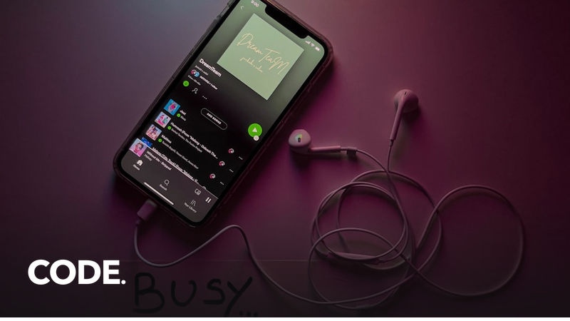 スマートフォンで音楽ストリーミングアプリを操作する様子