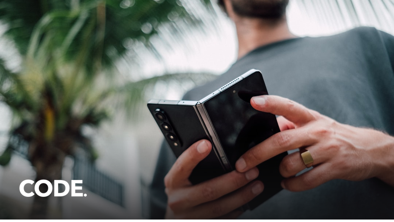 折りたたみスマートフォンを開いた状態のイメージ