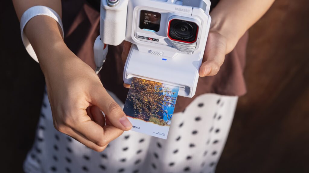 Insta360 Ace Pro 2 アークティックホワイト ポケットプリンターキット — 撮影した写真をその場で印刷する様子