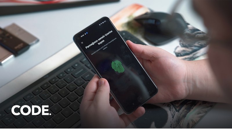 スマートフォンの指紋認証でロックを解除する手元