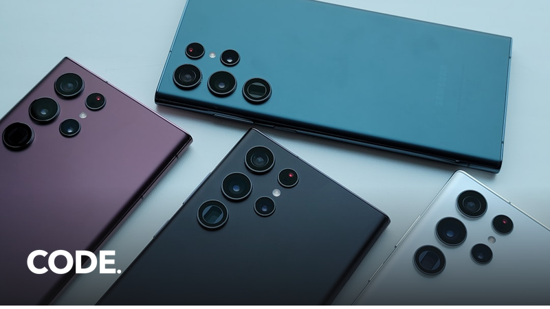 カラフルな背面デザインのスマートフォンを手に持つイメージ