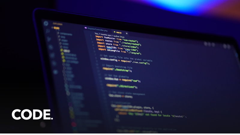 ノートPCでコードを書くプログラマーの手元
