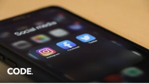 スマートフォンでSNSアプリを操作する手元のイメージ