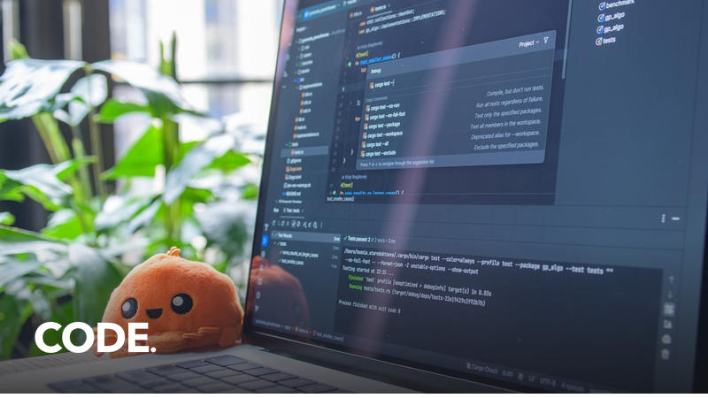 コードエディタが表示されたノートPCの画面