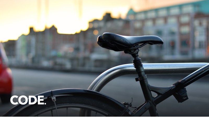 自転車のシートポストと後輪まわりのクローズアップ(ASUS Oxiis E250G1 は後輪タイヤにローラーを押し当てて駆動する後付け電動アシストキット)