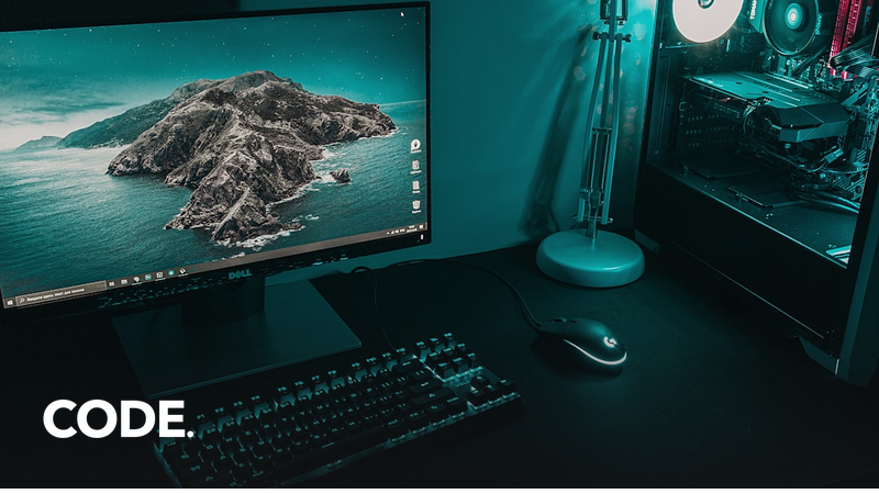デスク上に置かれた小型デスクトップPCのイメージ（ROG NUC 16の記事イメージ）