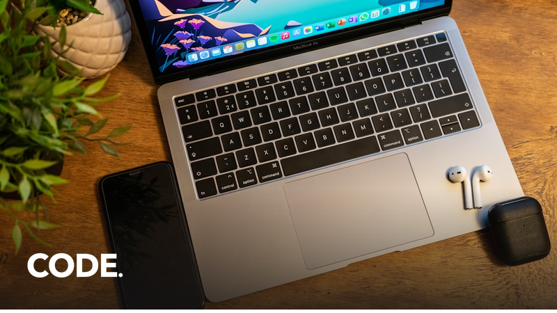 机の上に置かれたノートパソコン（MacBook Airの品薄・納期遅延を伝える記事のイメージ）
