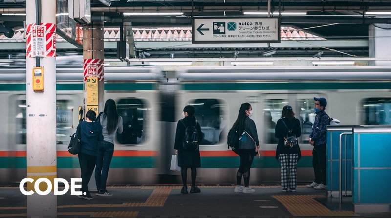 駅のホームで電車に乗り降りする利用客のイメージ