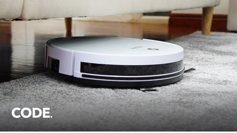 リビングの床を走行するロボット掃除機のイメージ