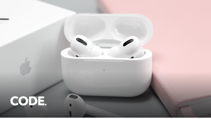 耳をふさがないオープンイヤー型のワイヤレスイヤホンと充電ケースのイメージ