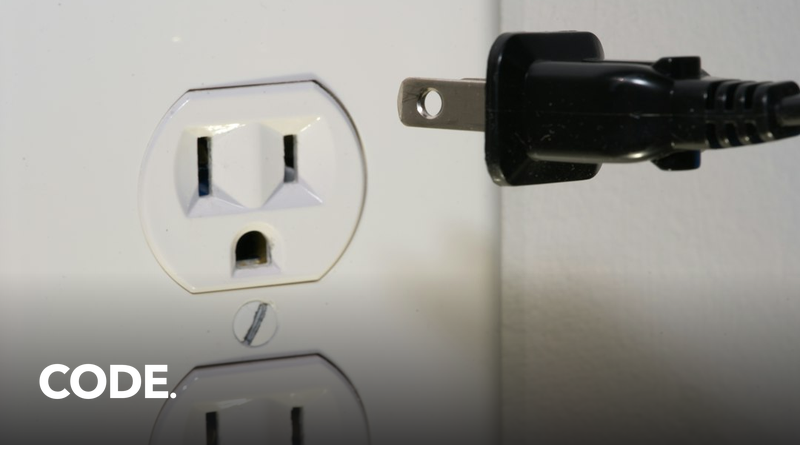 壁のコンセントに接続された電源タップと複数の電源プラグのイメージ
