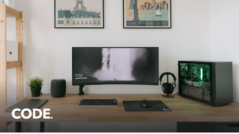 デスクの上に置かれたコンパクトなデスクトップPCの筐体のイメージ