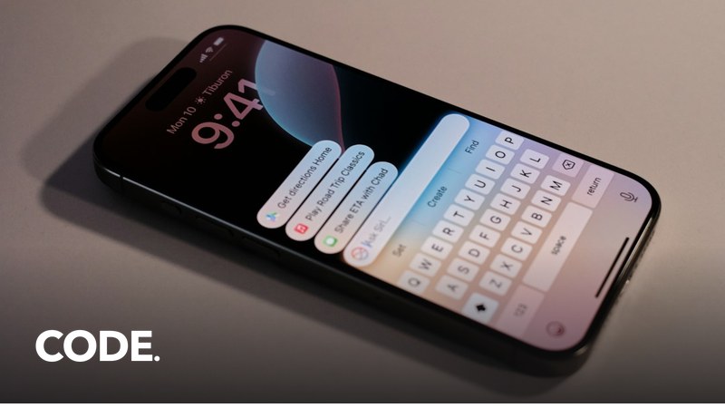iPhoneの画面に向かって音声アシスタントを使うイメージ