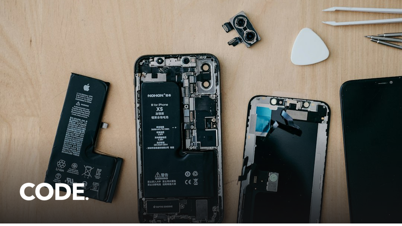 分解されたスマートフォンと修理工具のイメージ