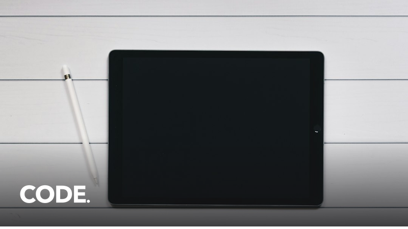 スタイラスペンを添えて机に置かれたAndroidタブレットのイメージ