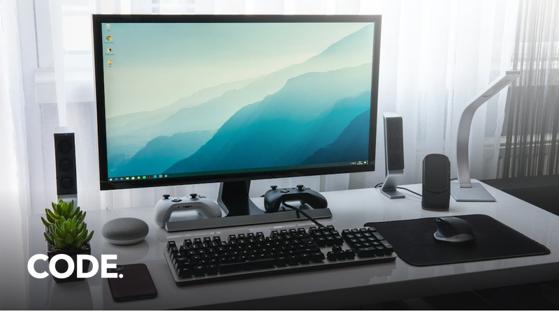 デスクでUSB-Cハブに2台のモニターと周辺機器をつないだ環境のイメージ