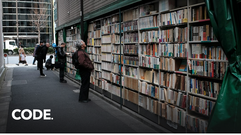 中古書店の棚に本が並ぶ店内のイメージ