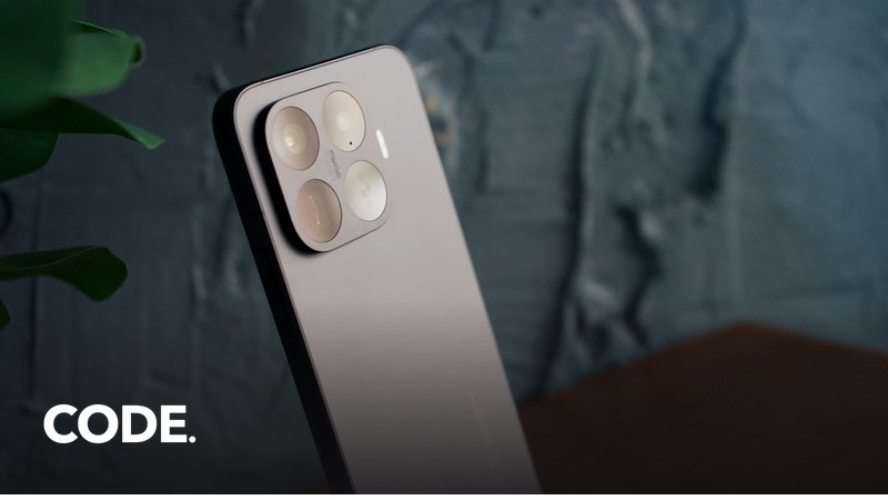 ミニマルなデザインの黒いスマートフォンの背面イメージ