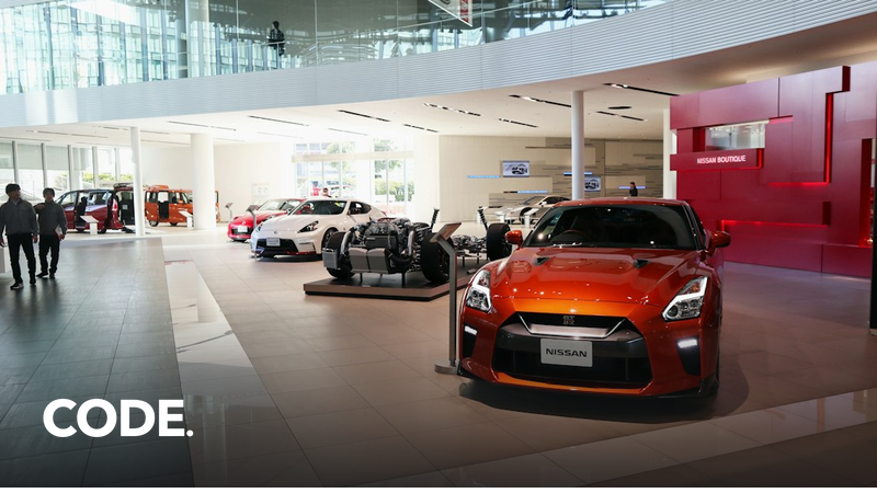 中古車販売店に並ぶ車のイメージ